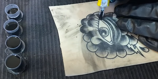 tattoo needle cartridges quelle tattoo artist using tattoo machine and tattoo needle cartridges quelle